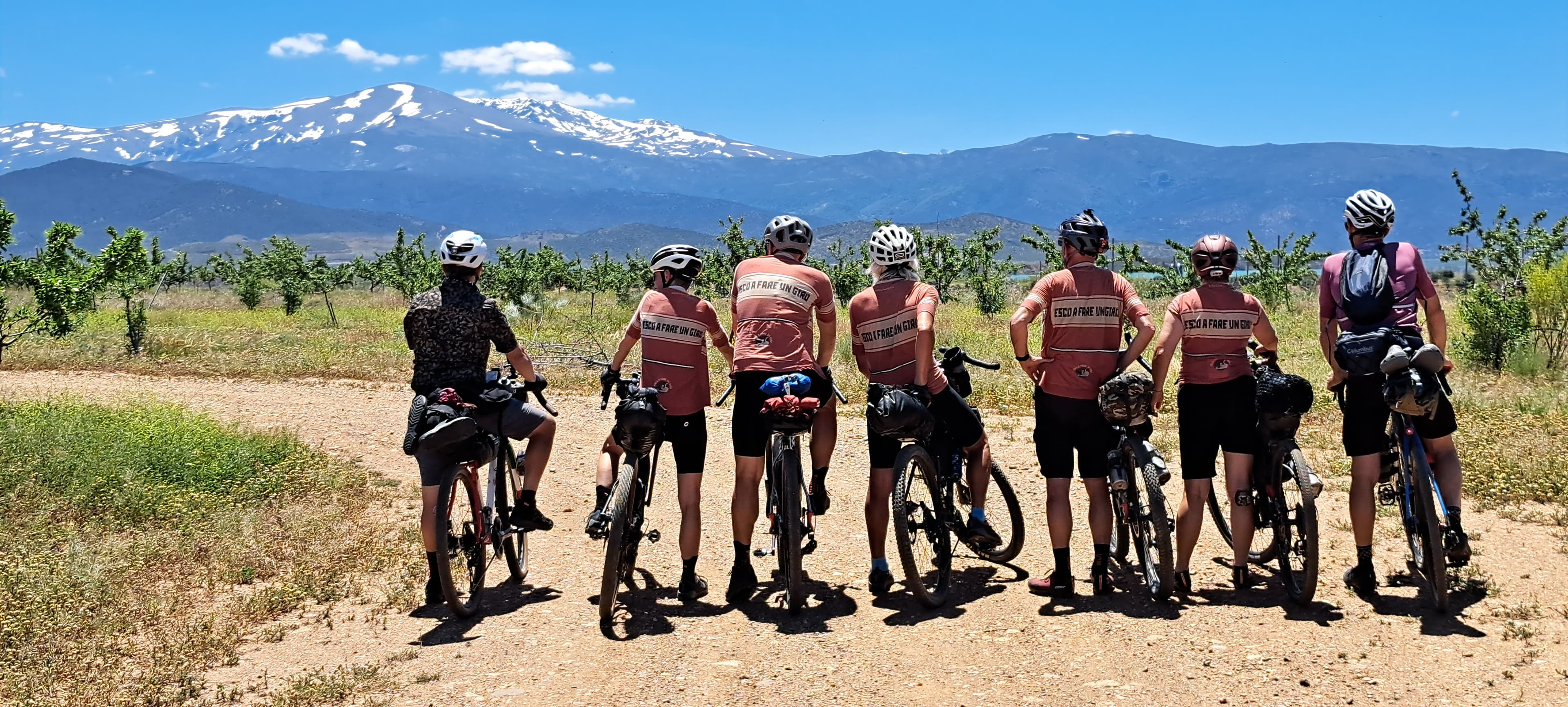 Riders in Esco a Fare un Giro jerseys facing the mountains